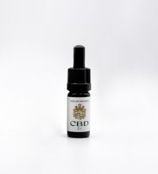 Eine kleine, dunkel gefärbte Tropfflasche mit schwarzem Deckel und Pipette. Auf dem weißen Etikett steht „CBD 5 %“ und oben ist ein dekoratives Emblem und der Text „Ziegenhain“ angebracht. Der schlichte weiße Hintergrund hebt dieses CBD-Produkt hervor.
